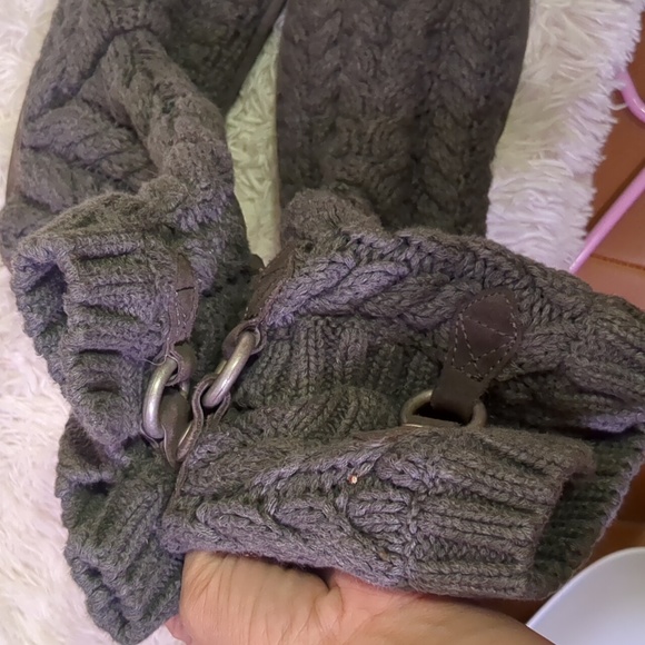 UGGS GRAY SWEATER WITH SILVER BUCKLES SIZE 9 - Picture 11 of 12